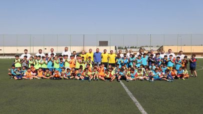 Profesyonel futbolculardan genç yeteneklere futbol dersi