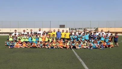 Profesyonel futbolculardan genç yeteneklere futbol dersi