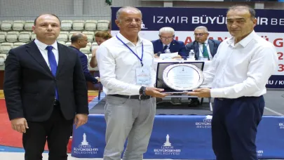 İzmir Büyükşehir Spor Kulübü’nde bayrak değişimi