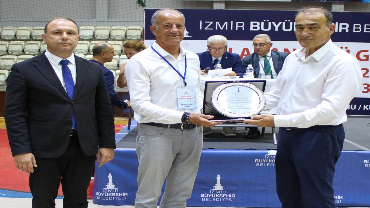 İzmir Büyükşehir Spor Kulübü’nde bayrak değişimi