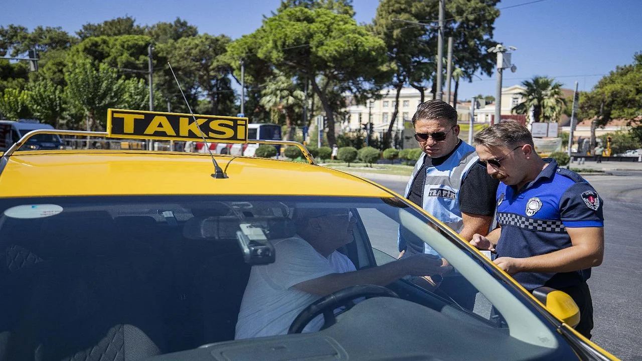 İzmir’de zabıta ekiplerinden yolcu kılığında taksi denetimi