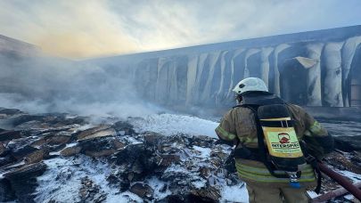 İzmir İtfaiyesi Menemen’deki iş yeri yangınını kontrol altına aldı