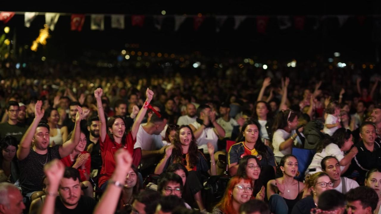 İzmir’in dev ekranlarında milli heyecan