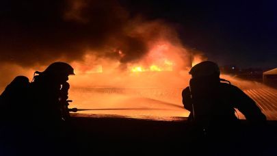 İzmir İtfaiyesi fabrikayı saran alevleri söndürdü