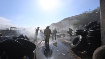 İzmir İtfaiyesi lastik deposu çevresindeki yangını söndürdü