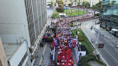 İzmir'de Uluslararası 9 Eylül İzmir Yarı Maratonu renkli görüntülere sahne oldu