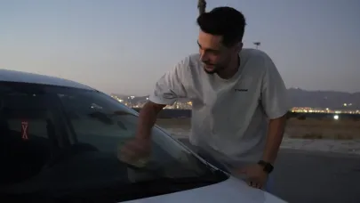 İzmir’de arabada film keyfi