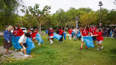 İzmirlilerden dünya rekoru için kıyı temizliği