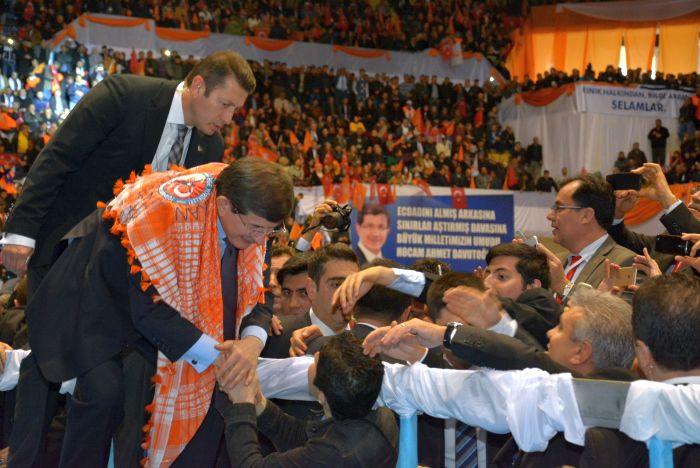 AK PARTİ DE YÖNETİM YENİLENDİ