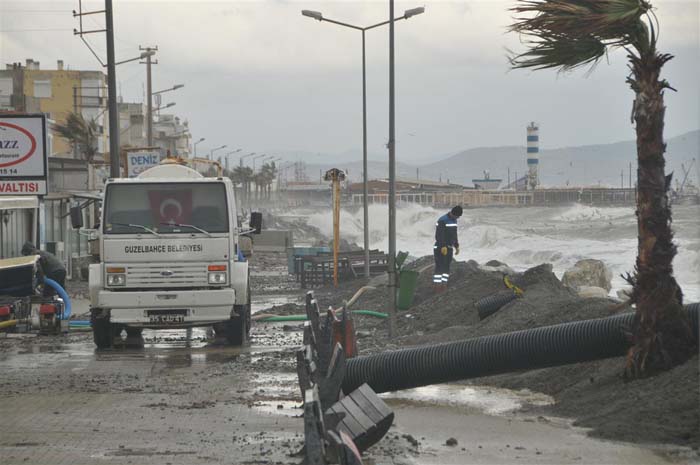 GÜZELBAHÇE’Yİ FIRTINA VURDU