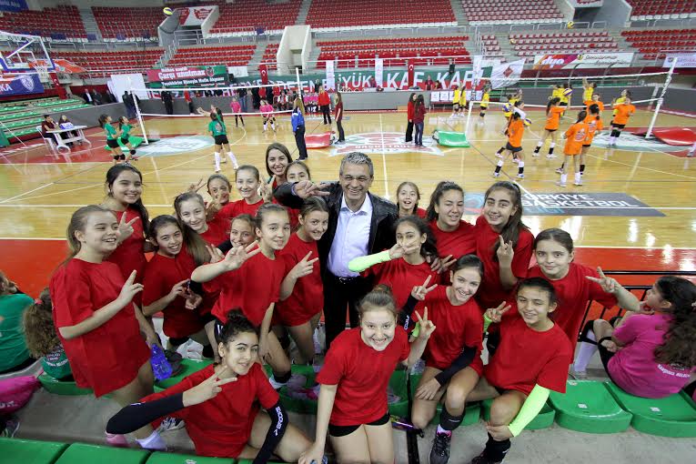 Minik voleybolcular şenlikte buluştu