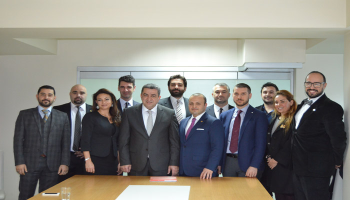 “KAPIMIZ GENÇLERE AÇIK,  İSTİFA EDENLERE KAPALI”