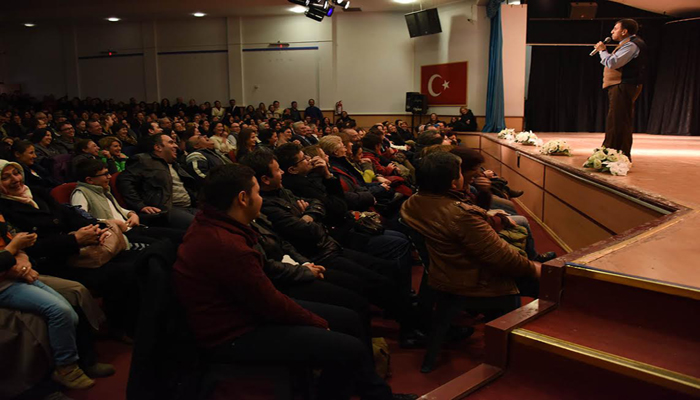 PSİKOLOG ÜSTÜN DÖKMEN HEM DÜŞÜNDÜRDÜ HEM DE GÜLDÜRDÜ