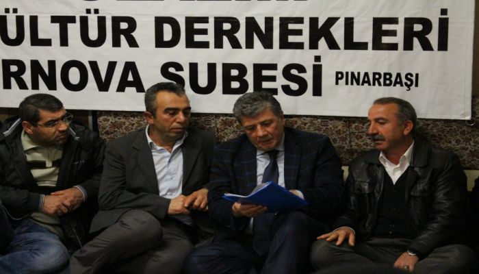 Cemevinde bağdaş kurdu, Alevileri dinledi