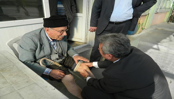 "HEM TEDAVİ EDİYOR, HEM DE OY İSTİYOR"