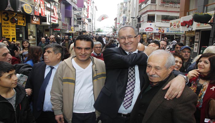 KARŞIYAKA, SERTEL’İ BAĞRINA BASTI