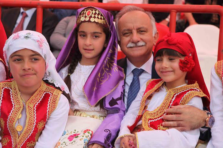 23 NİSAN İÇİN DEV ORGANİZASYON