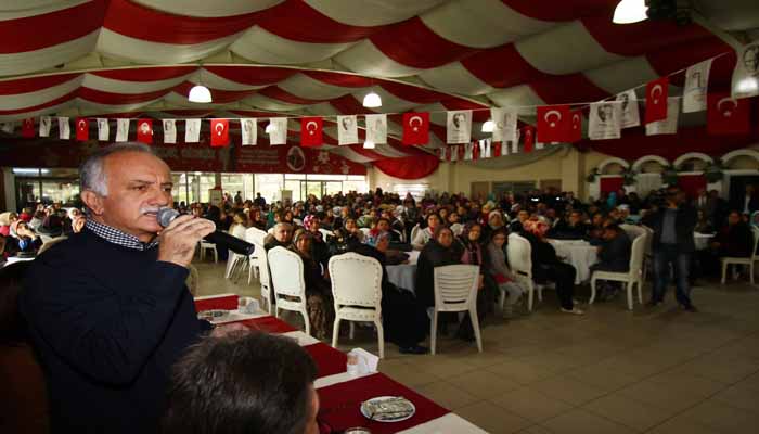 BAYRAKLI’DA 900 ÖĞRENCİYE BURS!