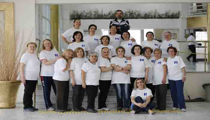 DANS EDEREK ZİNDE KALIYORLAR