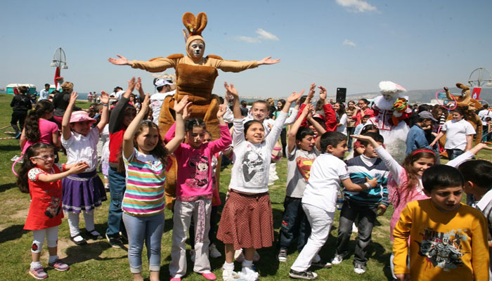 KENTTE ÇOCUK SOKAKTA OYUN VAR