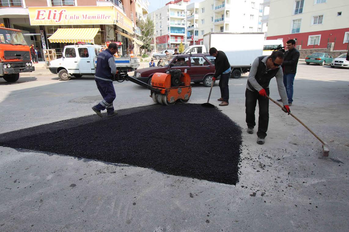 Bayraklı’da yıpranan yollar asfaltlanıyor!