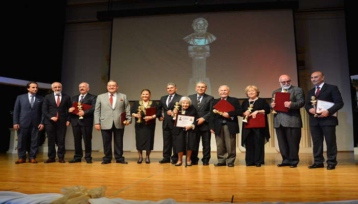 BİR GECE, İKİ ÖDÜL