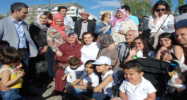 NÜKHET HOTAR İZMİRLİ’YLE KUCAKLAŞTI