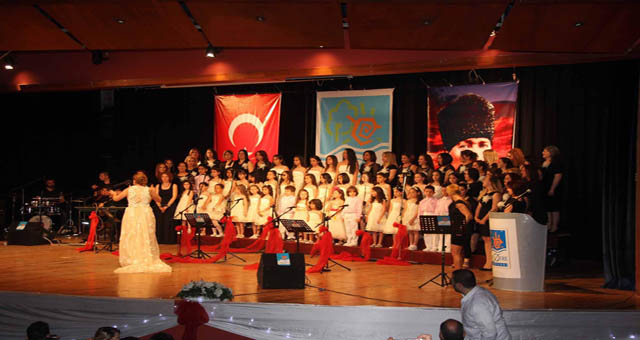 NARLIDERE BELEDİYESİ ÇOCUK KOROSUNDAN BİR İLK