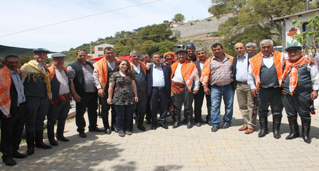 BORNOVALI YÖRÜKLER MHP’Lİ KOÇ’U BAĞRINA BASTI
