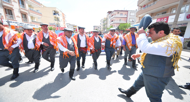 UĞURLU YÖRÜK KIYAFETİ GİYDİ BİRLİK MESAJI VERDİ