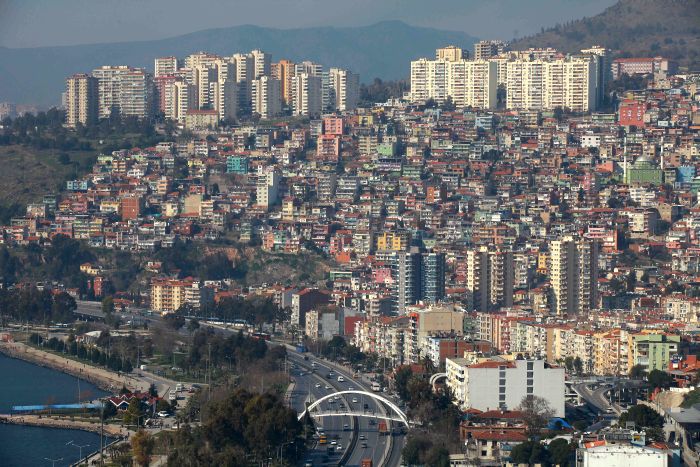 Bayraklı şarkısını arıyor