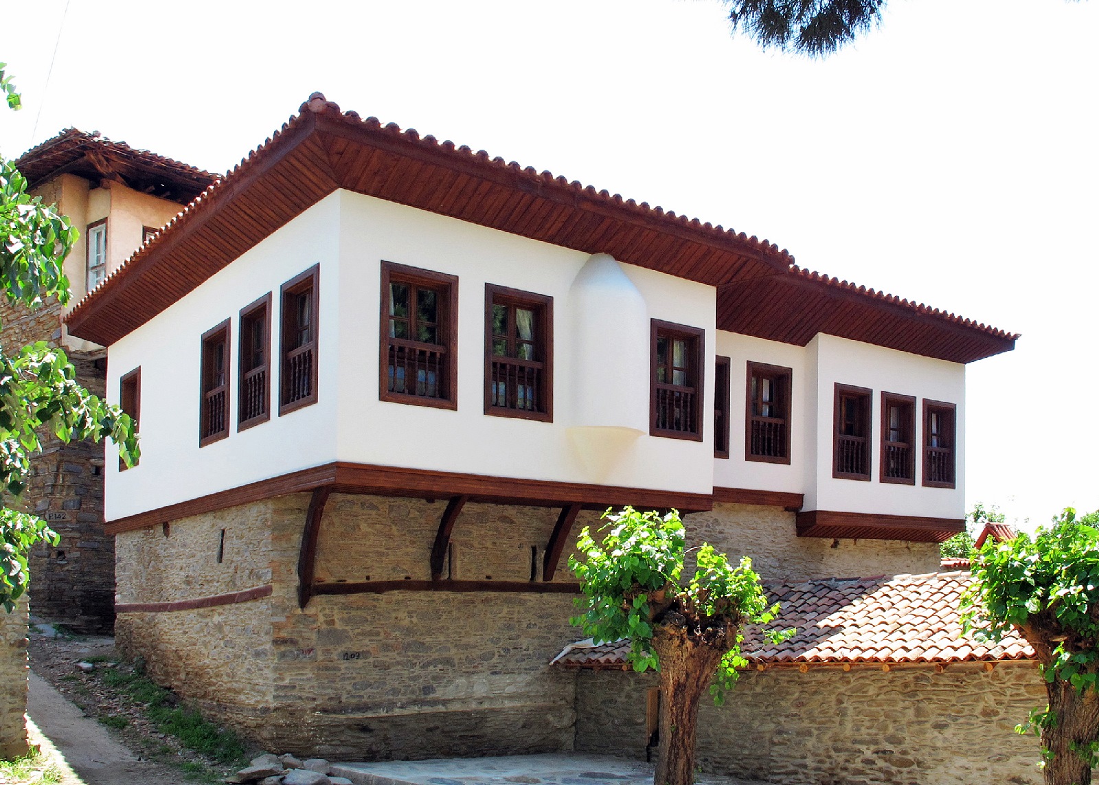 Tarihe saygılarımızla..