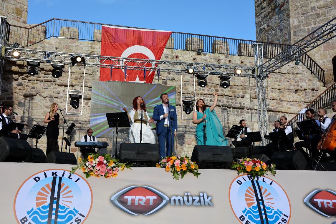 Çandarlı Kalesi’nde Muhteşem Akşam