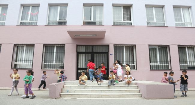 BORNOVA BELEDIYESI’NDEN OKULLARA TAM DESTEK