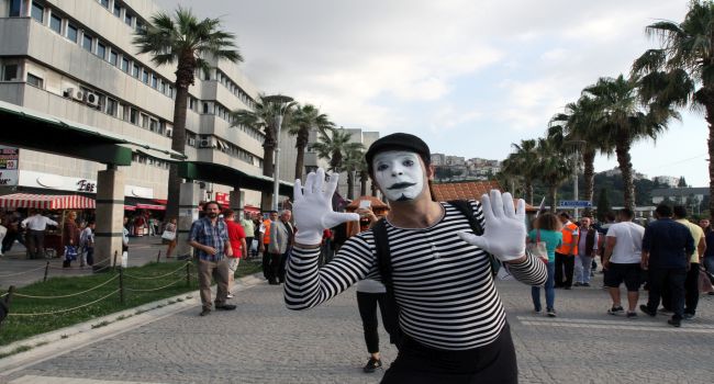 KONAK’IN SOKAKLARI TİYATROYLA ŞENLENDİ