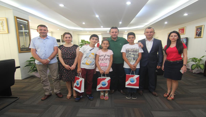 Menderes’i Anlattılar Fotoğraf Makinesini Kaptılar