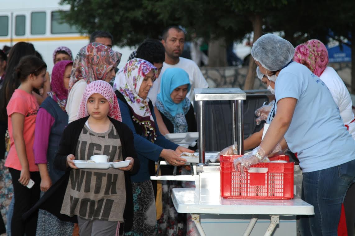 Gaziemir’de ilk gönül sofrası kuruldu