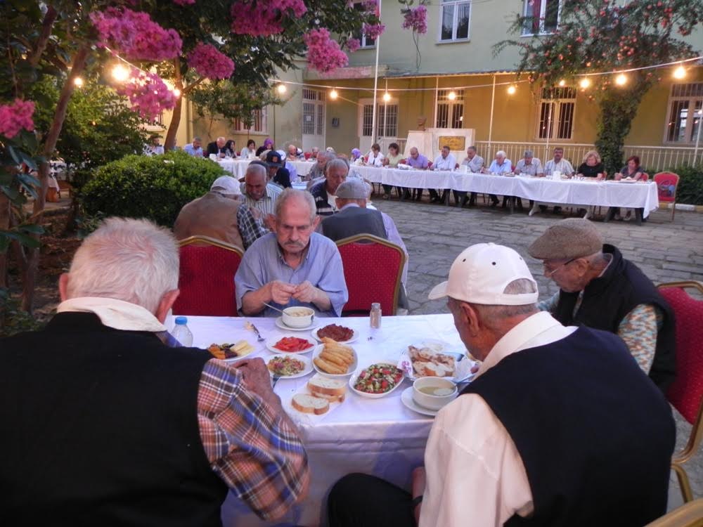 Huzurevi sakinleriyle iftar yemeği