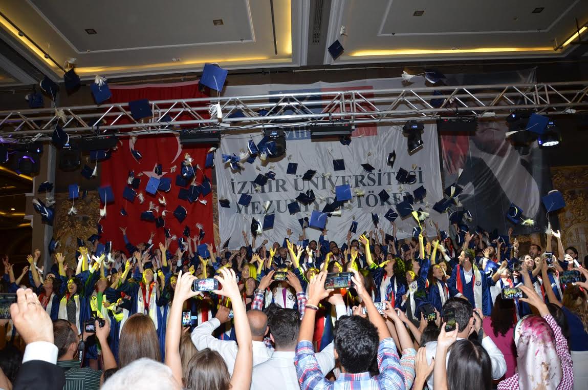 İzmir Üniversitesi’nde mezuniyet gururu