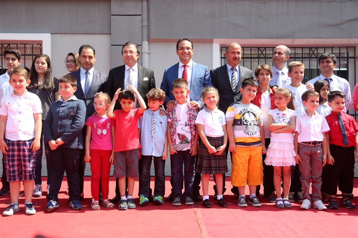 Başkan Atila, mezunu olduğu ilkokulda karne dağıttı