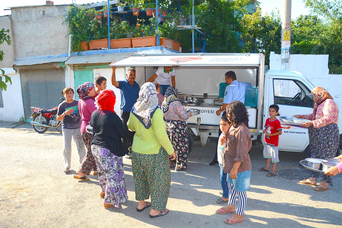 TORBALI BELEDİYESİ’NDEN EVLERE SICAK YEMEK SERVİSİ