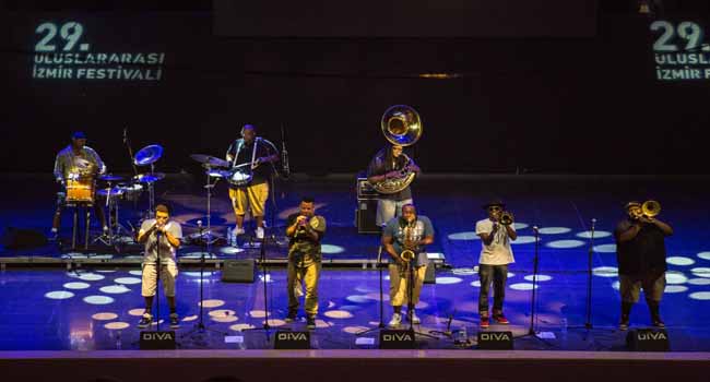 THE SOUL REBELS İLE EĞLENCENİN DORUĞUNDA