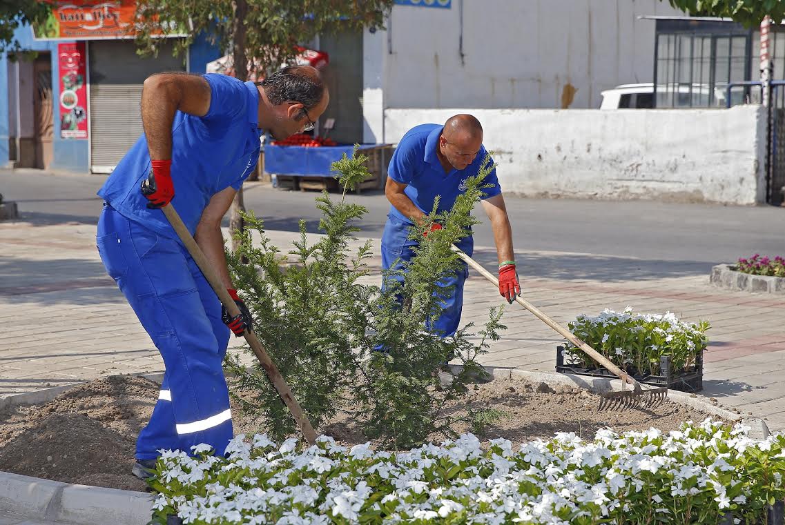 Parklar yenileniyor Konak güzelleşiyor
