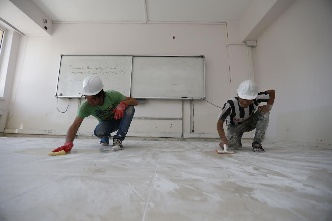 Öğrenciler tatilde okullar tadilatta