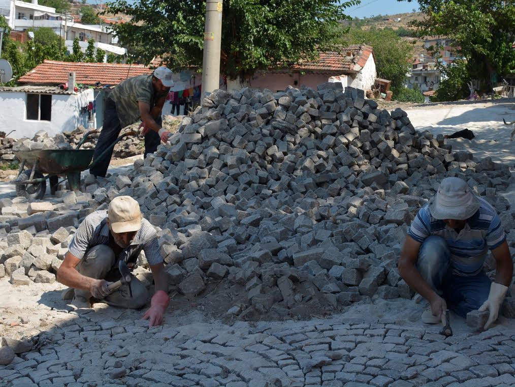 "ROMAN MAHALLESİ"NE BAYRAM ERKEN GELDİ