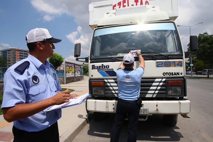 Bayraklı Zabıta trafik göz açtırmıyor