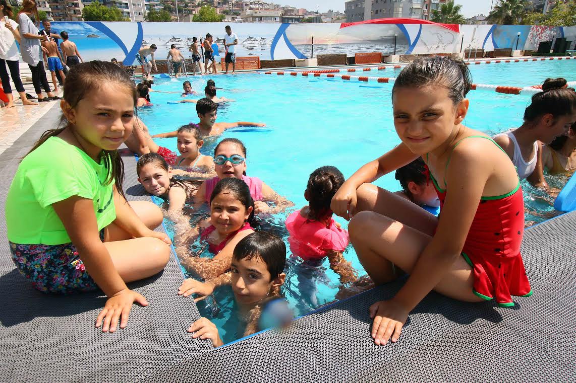 Tatil yapamayan çocukların havuz keyfi