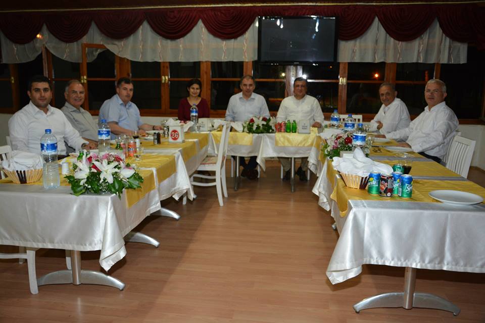 AK PARTİLİ BELEDİYE BAŞKANLARI KİRAZ'DA YEMEKTE BULUŞTU
