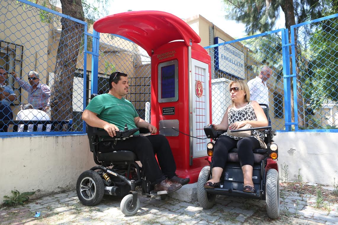Akülü engelli arabalar için şarj istasyonu