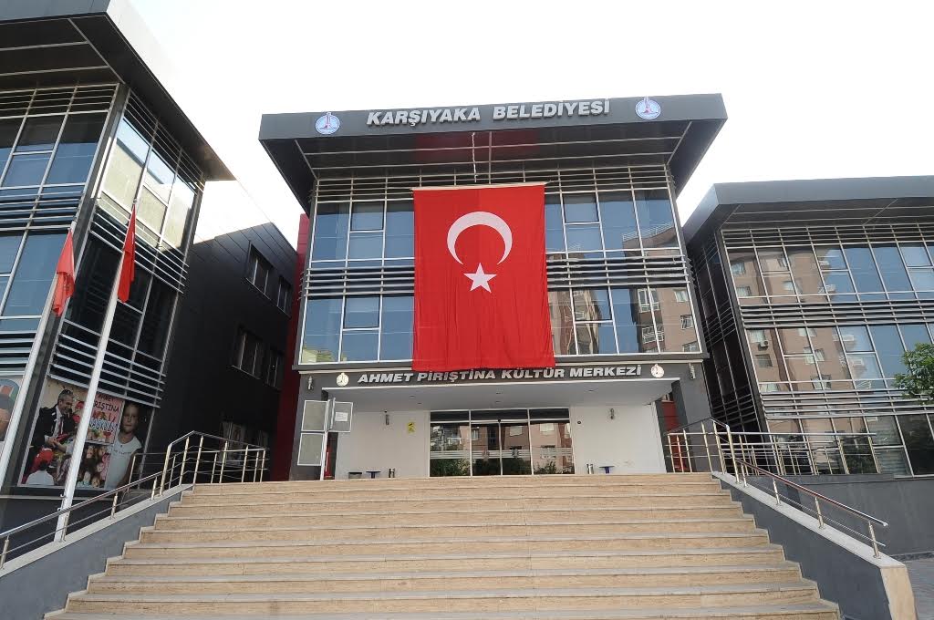 Karşıyaka'da her yer 'Ay-Yıldız'